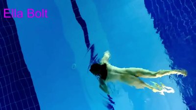 我無法停止觀看,年輕的金發女郎在 ELLA BOLT 度假村游泳池中裸體游泳